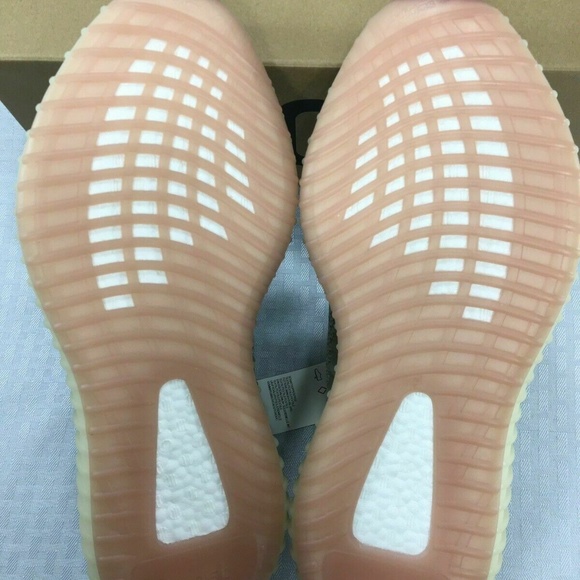 NEW IN BOX ADIDAS YEEZY BOOST 350 V2 FW3042 - Picture 5 of 8